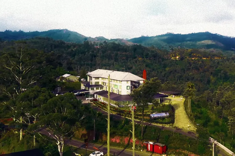 Newburgh hotel on a green hillside in Ella